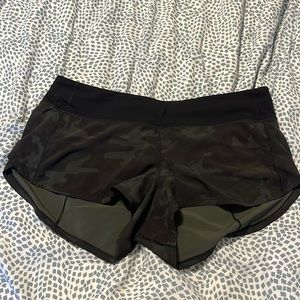 lululemon Speed Up 2.5” Short Size 10 in Gator Green Camo